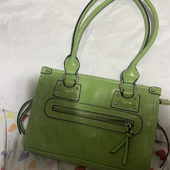 Es pequeña color verde muy bonita para combinar si está interesado cómpralo - Picture 15 of 17